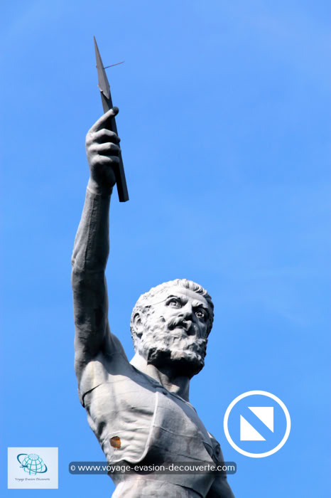 Le parc se situe sur une colline surplombant le Sud de la ville. C’est aussi l’occasion de voir la plus grande statue en fonte au monde avec ses 17m de haut. Construite en 1902, c’est devenu l’un des symboles de la ville. Après la balade dans le parc, nous sommes montés, avec l’ascenseur, tout en haut de la tour au pied de Vulcain. Ce n’est pas tous les jours que vous verrez de près de postérieur du dieu romain du feu de la forge et patron des forgerons. Et oui mesdames, il est tout nu sous son tablier !