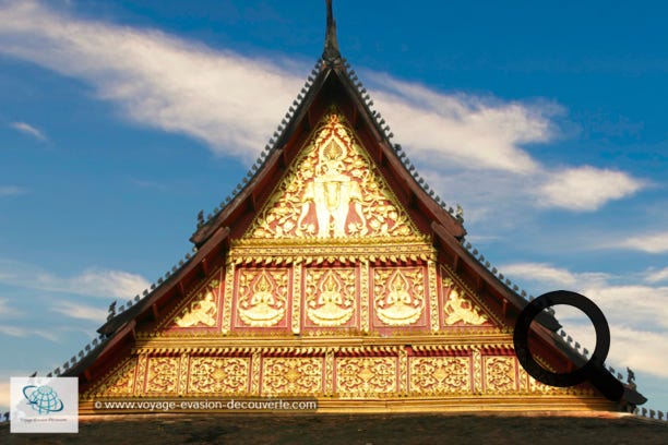 Il s’agit d’un ancien temple royal transformé en musée d’art religieux. Ce temple fut probablement construit au XVIe siècle sous le règne de Setthathirat pour abriter le fameux Bouddha d'émeraude, que ce roi avait rapporté du Nord du Siam.