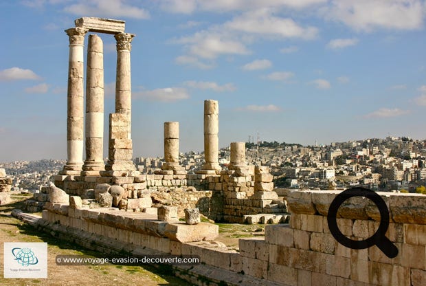 Située au sommet d'une colline en forme de L, elle est l'une des sept jabal qui formaient la ville antique. Il est aujourd'hui un musée archéologique en plein-air. De là-haut, il y a une jolie vue de Amman. 