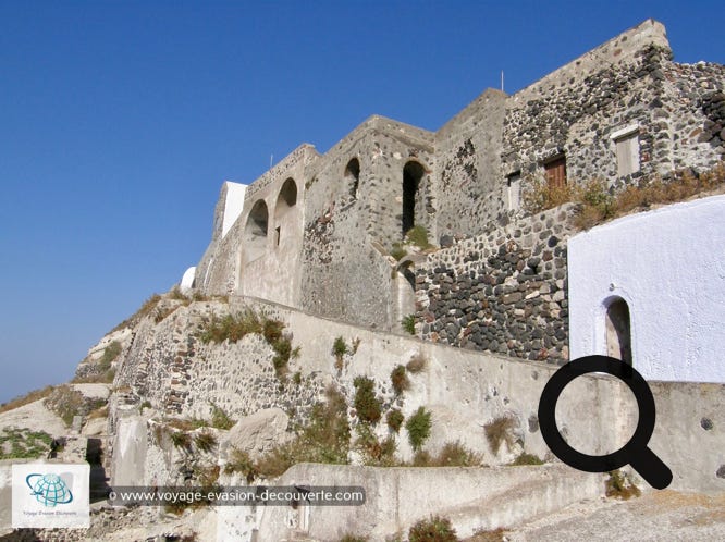 Le château Kasteli est un château vénitien dont les ruines se trouve tout en  haute du village. Malgré qu’il n’en reste pas grand chose, on peut distinguer  que ce monument était remarquable par se grandeur architecturale. 