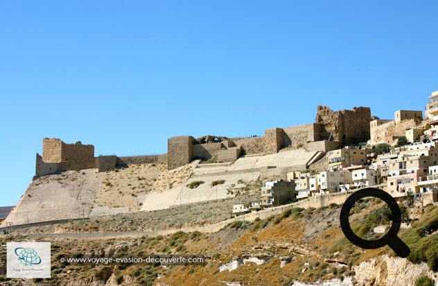 Le site d'Al-Karak est habité depuis l'âge du fer, et devient une ville importante à l'époque des Moabites qui appellent l'endroit Qir of Moab.
