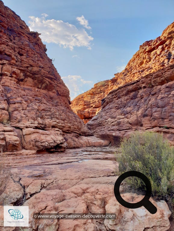 Situé dans le Parc national de Warrtaka, à 330 km d’Alice Springs. Il se trouve à l'extrémité Ouest de la chaîne de montagne George Gill Range.