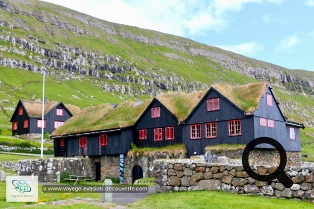 La Kirkjubøargarður, la plus  ancienne maison de bois au monde à être toujours habitée, qui remonte au XIe siècle. On peut en visiter une partie et si il n'y a personne, soulevez le loquet,  déposez votre aumône pour la conservation du lieu et visitez tranquillement.