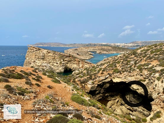 À quelques pas du Crystal Lagoon se trouvent un certain nombre de cavernes marines cachées accessibles uniquement par bateau. Lorsque la lumière du soleil frappe l'eau jà certaines heures, les murs de la grotte s'illuminent de différentes nuances de bleu. C'est, parait-il, magique.