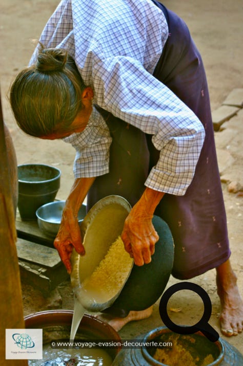 C’est une habitante qui nous accueille avec un grand sourire et nous invite à pénétrer dans l’enceinte du village. Cette charmante dame nous emmène visiter quelques maisons construites sur pilotis avec une hauteur entre le sol et le plancher d’environ un mètre. Les maisons sont faites en bambou, parfois tressé pour donner plus de résistance aux murs.