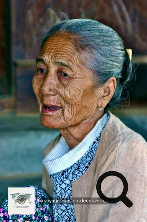 C’est une habitante qui nous accueille avec un grand sourire et nous invite à pénétrer dans l’enceinte du village. Cette charmante dame nous emmène visiter quelques maisons construites sur pilotis avec une hauteur entre le sol et le plancher d’environ un mètre. Les maisons sont faites en bambou, parfois tressé pour donner plus de résistance aux murs.