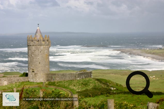 La côte du Connemara est un ensemble de plusieurs péninsules. La péninsule de Iorras Ainbhtheach dans le Sud est la plus importante. Surnommée “ une beauté sauvage “ par Oscar Wilde, le Connemara est l'essence même de l'Irlande. On y découvre des vallées à la fois désolées et magnifiques où le paysage de différents tons de vert se précipite dans les eaux tumultueuses de l’océan Atlantique Nord. 