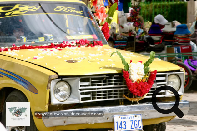 Copacabana est aussi un lieu obligé pour faire baptiser sa voiture. Faute d’assurance automobile obligatoire, les conducteurs des  alentours comptent sur la protection de la Vierge de Copacabana.