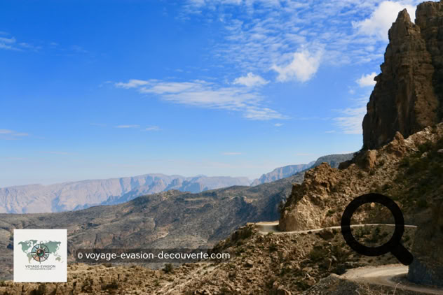 Le djebel Akhdar, qui signifie littéralement « la montagne verte », domine la chaîne du Hajar depuis son plateau de Sayq, perché à environ 2 000 mètres d'altitude. 
