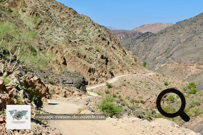 Le moteur ronronnait, un nuage de poussière s'élevait derrière nous, et les falaises semblaient parfois se rapprocher un peu trop… À chaque virage serré, le cœur battait légèrement plus vite. La piste était si étroite que j'angoissais à l'idée de croiser un autre véhicule : faire marche arrière sur ce fil de pierre était impensable, et un demi-tour totalement impossible. Autant dire que je priais pour que personne n'arrive en face.