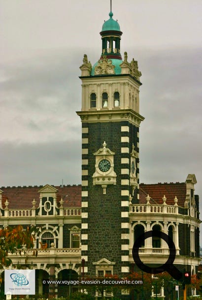 C’est une ville très dynamique car elle foisonne d'étudiants venant de l'université d'Otago, la plus vieille université de Nouvelle-Zélande et la deuxième université de l'île du Sud, après celle de Christchurch. Son centre-ville comporte de nombreux magasins et restaurants qui longent George Street, l'artère principale. 
