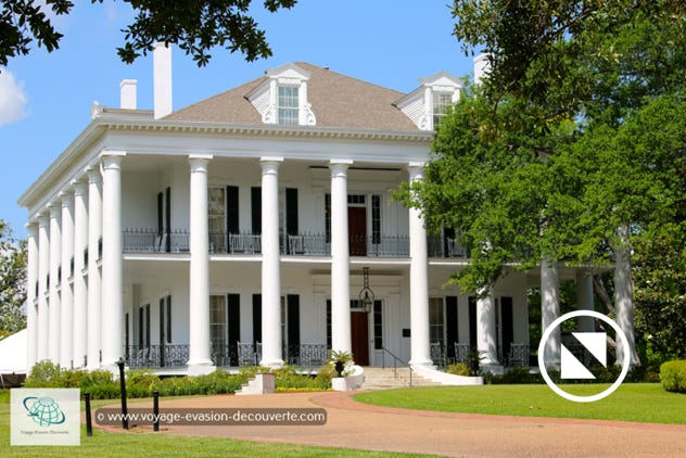 Transformée en hôtel haut de gamme, c’est la demeure la plus belle et la plus grande de Natchez. Ce manoir historique de style néo-classique datant de 1856, est installé sur un domaine de 16,2 hectares. Une vraie merveille ! 