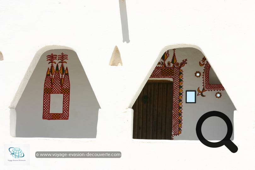 Les maisons sont richement décorées de motifs rouge qui ressortent sur les murs blanchis par la chaux blanche.