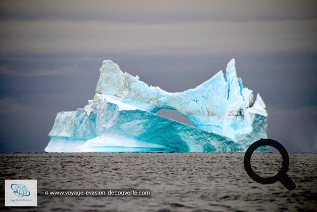 Nos premiers icebergs dans la baie de Disko, petits gabarits mais déjà très impressionnants. Le ciel et la mer étaient noirs ce qui faisait ressortir encore plus le blanc bleuté de ces colosses.  