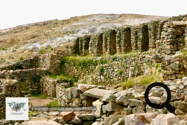 Le trek dure environ 4h en traversant les ruines du temple du Soleil “Pilkokaina“.