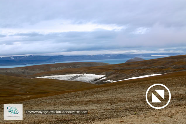 Ce cap est situé sur la pointe Nord-Ouest de l'île, à l’embouchure du détroit de Freemansund, qui sépare les îles de Barentsøya et d’Edgeøya. Le paysage en grande partie non glaciaire invite à de belles randonnées.