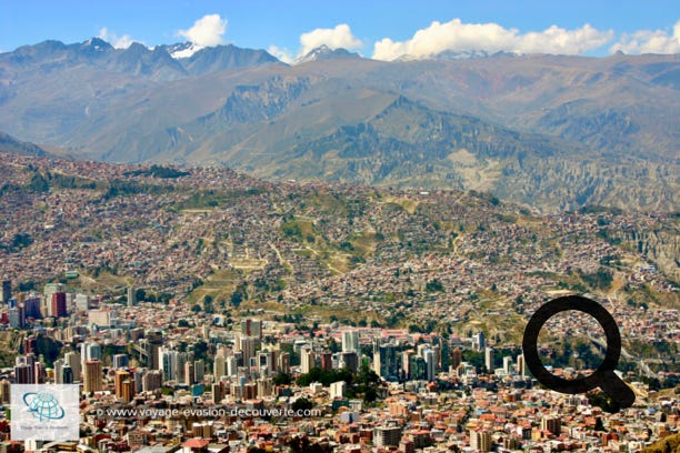 C’est pour les Boliviens la capitale administrative du pays, Sucre étant la capitale constitutionnelle. Avec une altitude d'environ 3 650 m au-dessus du niveau de la mer, La Paz est la capitale la plus haute du monde. En raison de son altitude, La Paz a un climat subtropical, avec des étés pluvieux et des hivers secs.