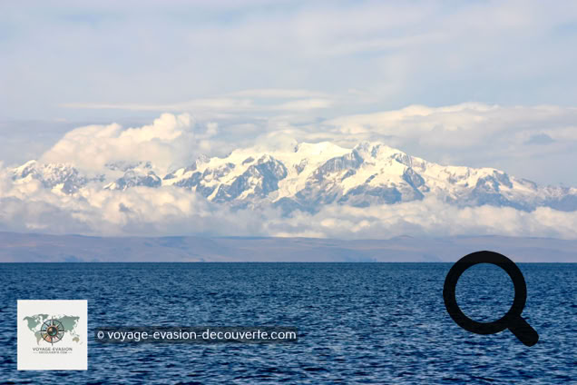 Situé dans la cordillère des Andes, à 3 812 mètres au-dessus du niveau de la mer, il est traversé par la frontière entre la Bolivie et le Pérou.
