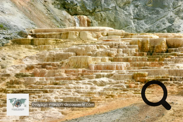 Ce site gigantesque est en fait une grande formation de travertin, formé pendant plusieurs milliers d'années par les eaux chaudes du Yellowstone, ayant coulé et ayant déposé du carbonate de calcium. Plus de deux tonnes d'eau chaudes coulent des Mammoth Hot Springs chaque jour.
