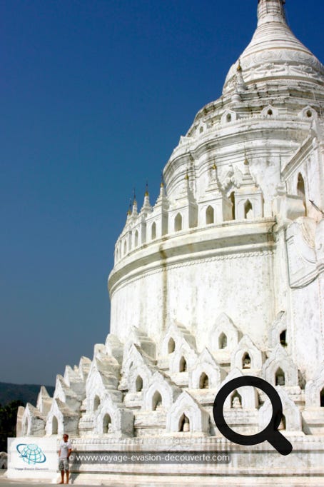 La pagode a été construite en 1816 par le roi Bagyidaw. Elle est dédiée à la mémoire de sa première épouse et cousine, la princesse Hsinbyume. Recouverte de peinture blanche, la pagode est calquée sur des descriptions de la mythique pagode Sulamani sur le Mont Meru, et les parties inférieures de la pagode représentent la montagne.