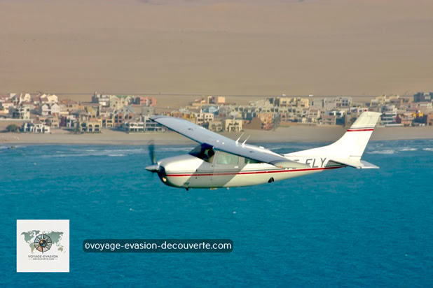 Le lendemain, avant de quitter Swakopmund, nous avons loué un petit avion pour survoler  le salar de Sossusvlei et le désert du Namib. Un spectacle grandiose et inoubliable, un moment intense, les paysages défilent les uns après les autres changeant constamment de couleurs, c’est  tout simplement féérique. Le vol dure 2h15 et il vaut mieux réserver la veille.