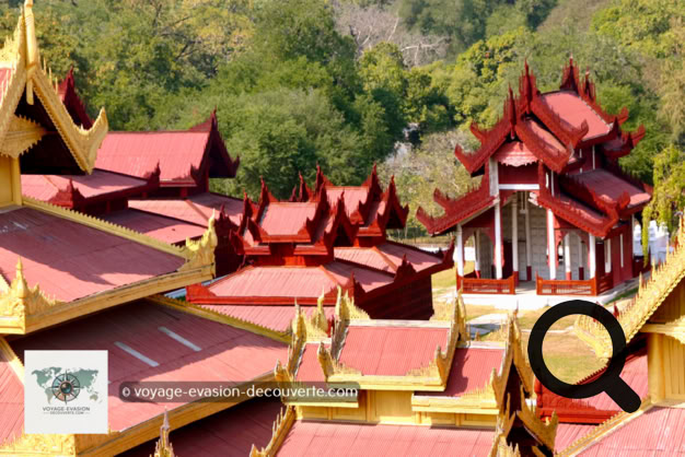 En juin 1857, le palais royal d'Amarapura, ancienne capitale du royaume birman située près de l'actuel pont U Bein, fut démonté et transporté à dos d'éléphants au pied de Mandalay Hill. Le palais fut achevé deux ans plus tard en 1859.