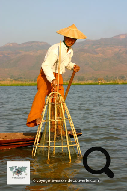 Les pêcheurs Intha rament d'une façon unique, debout sur une jambe à la poupe et l'autre enroulée autour de la godille.