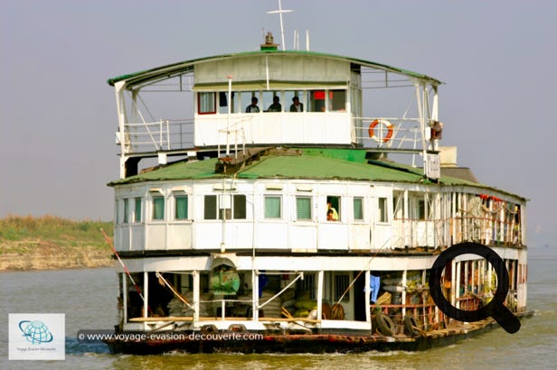 nous sommes partis au matin du troisième en direction du “port“ de Mayan Gyan de Mandalay pour une petite croisière vers la ville de Mingun à 11 km en amont de la rivière Ayeyarwady sur la rive Ouest de Mandalay.