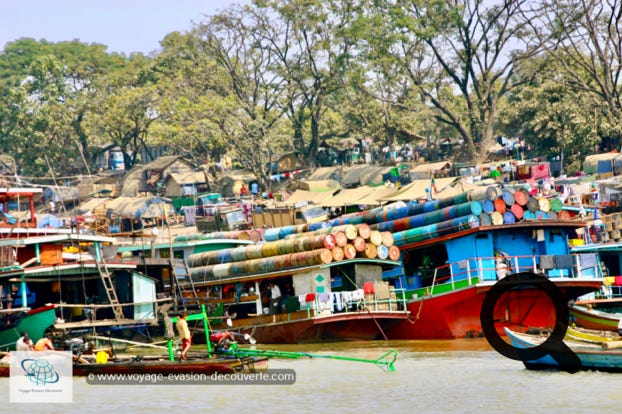 nous sommes partis au matin du troisième en direction du “port“ de Mayan Gyan de Mandalay pour une petite croisière vers la ville de Mingun à 11 km en amont de la rivière Ayeyarwady sur la rive Ouest de Mandalay.