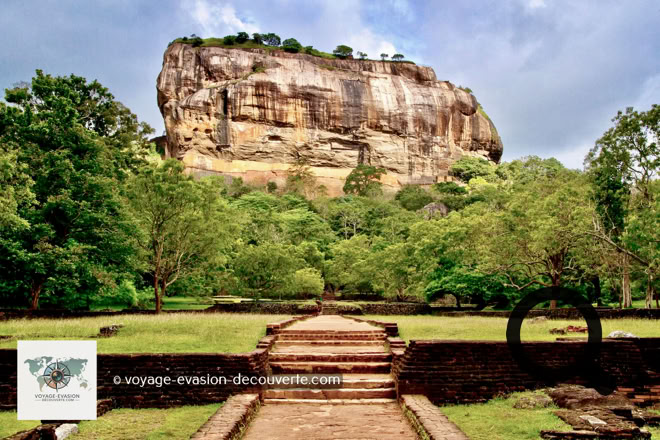Ce site archéologique du 5ème siècle, situé en plein centre du Sri Lanka, est une ancienne capitale royale et il est classé au patrimoine mondial de l'humanité par l'UNESCO.  C'est un immense rocher de 370 mètres de haut qui abrite une ancienne forteresse. 
