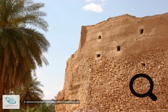 Le lendemain, tôt dans la matinée, nous prenons la route à travers le  Sahara Libyen en direction de Ghadamès pour 4h de traversée avec un petit arrêt aux ruines de Sinawin.  