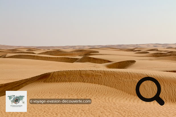 Cette immense étendue sableuse couvre environ 12 500 km², s'étirant sur 180 km du nord au sud et 80 km d'est en ouest. Depuis les monts Hajar jusqu'à la mer d'Arabie, les dunes se succèdent à l'infini, formant un paysage spectaculaire parmi les plus beaux déserts de sable au monde.