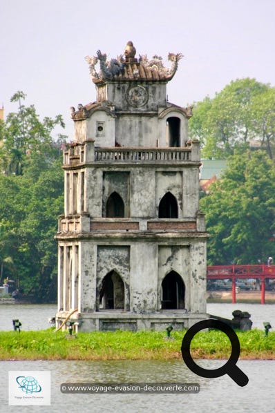 Lac de Hoan Kiem et son temple de Ngoc Son, un vrai oasis de sérénité, parfait pour une belle promenade. 