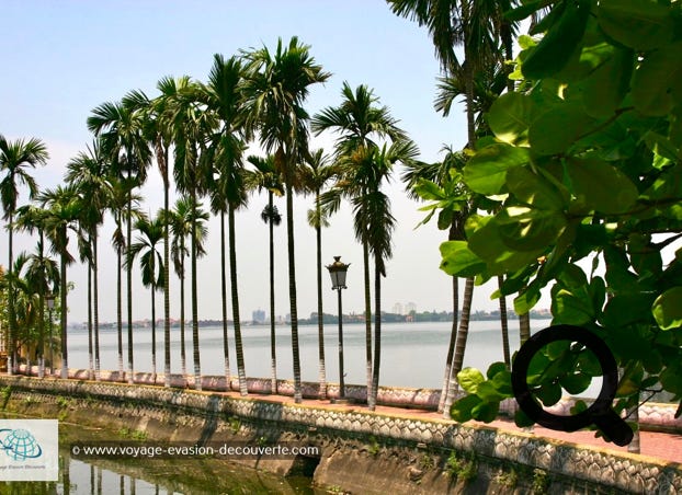Le lac Hoan Kiem se trouve juste à coté du vieux quartier de Hanoï.  C’est un oasis de sérénité, parfait pour une belle promenade.   