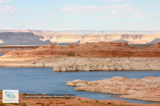 Avec ses 655 km2, ce lac artificiel est le deuxième plus grand des États-Unis. Créé sur le fleuve Colorado par le barrage de Glen Canyon, il a été achevé en 1963. Long de près de 300 km, le lac se situe en Arizona et en Utah. Les eaux du lac Powell sont très claires et il peut atteindre 170 mètres de profondeur. Il est devenu une zone de loisirs très fréquentée. De nombreuses activités nautiques y sont proposées, principalement au départ de la marina de Wahweap, à quelques kilomètres de Page.