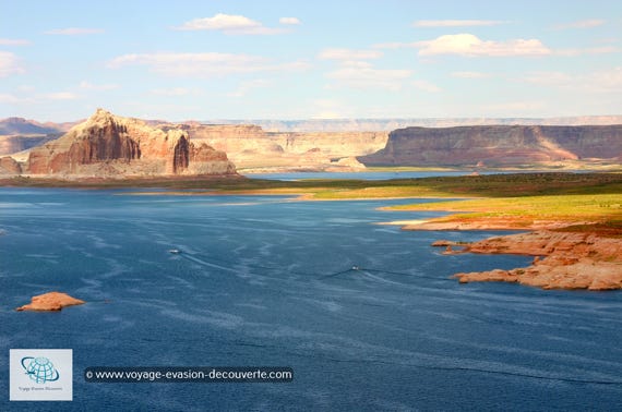 Avec ses 655 km2, ce lac artificiel est le deuxième plus grand des États-Unis. Créé sur le fleuve Colorado par le barrage de Glen Canyon, il a été achevé en 1963. Long de près de 300 km, le lac se situe en Arizona et en Utah. Les eaux du lac Powell sont très claires et il peut atteindre 170 mètres de profondeur. Il est devenu une zone de loisirs très fréquentée. De nombreuses activités nautiques y sont proposées, principalement au départ de la marina de Wahweap, à quelques kilomètres de Page.