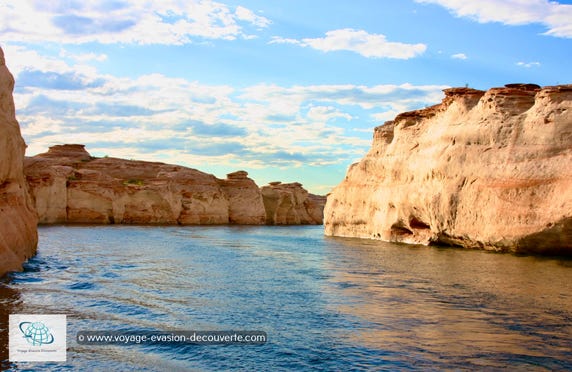 Avec ses 655 km2, ce lac artificiel est le deuxième plus grand des États-Unis. Créé sur le fleuve Colorado par le barrage de Glen Canyon, il a été achevé en 1963. Long de près de 300 km, le lac se situe en Arizona et en Utah. Les eaux du lac Powell sont très claires et il peut atteindre 170 mètres de profondeur. Il est devenu une zone de loisirs très fréquentée. De nombreuses activités nautiques y sont proposées, principalement au départ de la marina de Wahweap, à quelques kilomètres de Page.