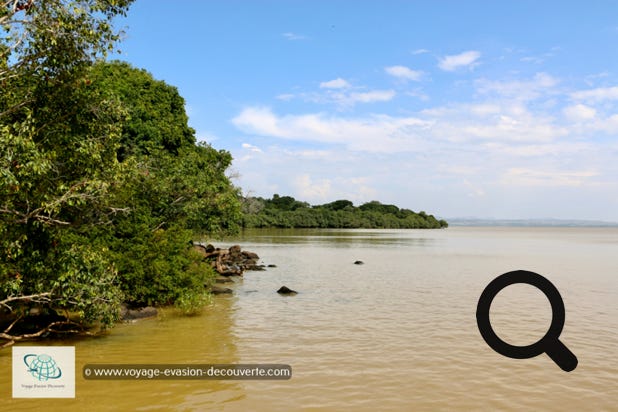 D'origine volcanique, il se situe à 1 800 m d'altitude. Avec sa superficie de 3 630 km², c'est le plus grand lac d'Éthiopie. Il constitue un relais important pour le commerce dans la région. Le Lac Tana, source du légendaire Nil Bleu, est un des endroits les plus emblématiques du pays.