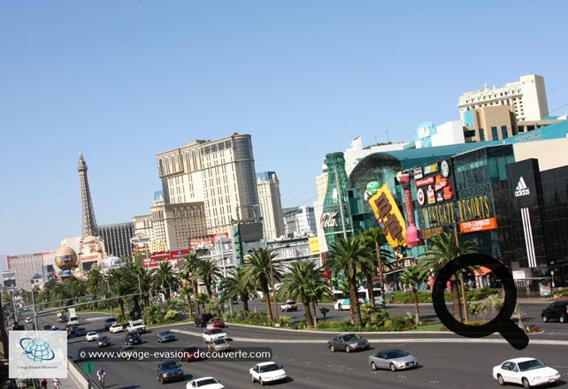 Le premier jour nous avons exploré la ville en remontant le Strip, l’avenue principale,  pour nous mettre dans l’ambiance. Découvrant les uns après les autres les hôtels  qui font la renommée de cette ville.   