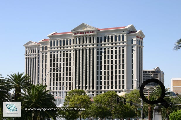 L'hôtel s'inspire du thème romain. C’est l’empereur Jules César qui a donné son nom  à l'hôtel. Un théâtre, qui se compose d’un parterre d’une capacité de 2 283 fauteuils,  d’un premier balcon de 745 places ainsi que d’un deuxième balcon de 1 074 sièges,  est l’une des plus grandes et des plus luxueuses salles de spectacle de tout Las Vegas. 