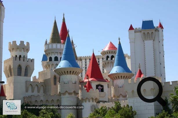 Inspiré des chevaliers de la table ronde, cet hôtel casino est reconnaissable avec  sa forme de château fort. Des animations sont organisées, dont un dîner médiéval  avec tournois de joute et des spectacles d'artistes de renommée mondiale. 