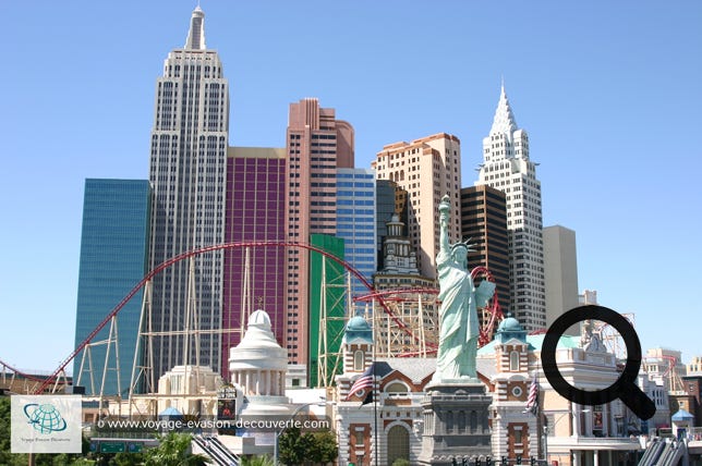 Son architecture est destinée à évoquer la ville de New York.  L'hôtel casino comprend plusieurs tours tels que l'Empire State Building et le  Chrysler Building ainsi que la statue de la Liberté haute de 46 m.  Attraction : Le Roller Coaster anciennement Manhattan Express se déplace à  travers la propriété d'intérieur comme l'extérieur, il peut atteindre jusqu'à  108 km/h. (payant) 