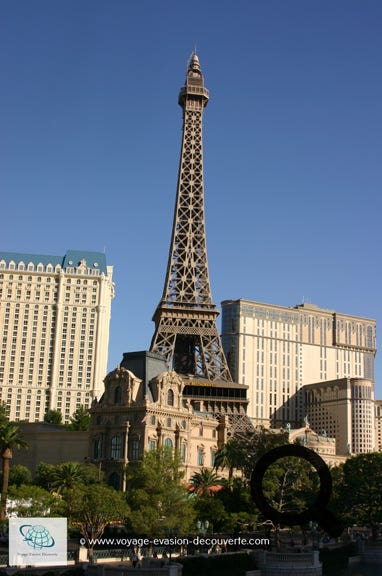 L'architecture et la décoration intérieure sont inspirées de Paris et de quelques-uns de ses célèbres monuments. La réplique de la tour Eiffel située devant l'hôtel mesure 165 mètres, contre 324 mètres pour l'originale.  Elle sert de tour d'observation avec sa terrasse panoramique et abrite un restaurant, le Eiffel Tower Restaurant.  