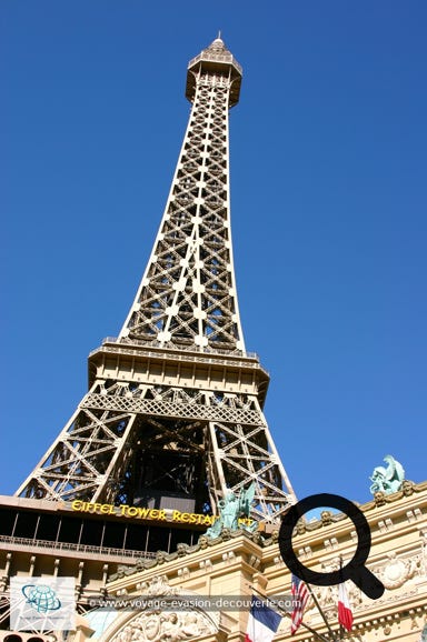 L'architecture et la décoration intérieure sont inspirées de Paris et de quelques-uns de ses célèbres monuments. La réplique de la tour Eiffel située devant l'hôtel mesure 165 mètres, contre 324 mètres pour l'originale.  Elle sert de tour d'observation avec sa terrasse panoramique et abrite un restaurant, le Eiffel Tower Restaurant.  