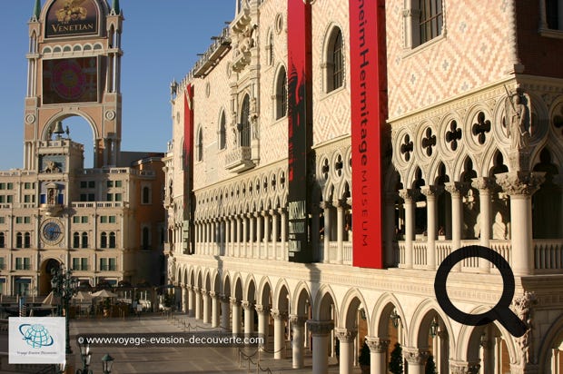 Superbe hôtel casino au décor de Venise avec sa place St Marc et sa Campanile Tower  vous transport directement à Venise. Un réseau de canaux que vous pouvez emprunter  à bord de gondoles pour parcourir le Grand Canal Shoppes, le centre commercial du  Venetian situé au deuxième étage de l'hôtel.