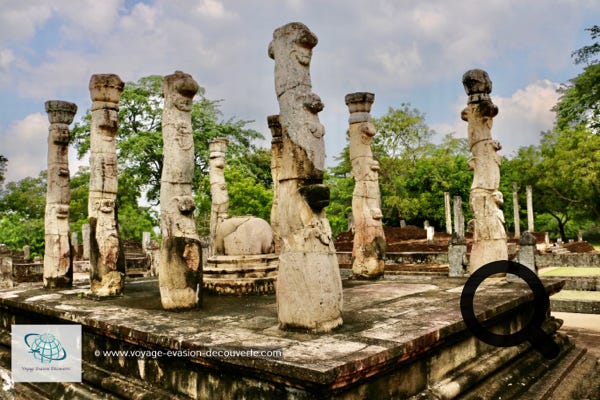 Contrairement aux piliers droits caractéristiques des autres structures de Polonnaruwa, ce dagoba, d'un style très particulier possède d'extraordinaires colonnes richement décorées. Il représente une période "baroque" ou "rococo" dans l'art cinghalais où le style austère cède la place à une ornementation lourde. Lata Mandapa, qui signifie "fleur de Lotus" a été construit par le roi Nissanka Malla au 12ème siècle.