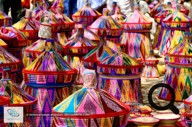 Sur la place centrale vous découvrirez des étales de produits artisanaux locaux. De magnifiques paniers ou assiettes tressés de toutes tailles et multicolores, vous sont proposés. Le plus impressionnant est un panier assez haut pouvant aller jusqu'à 1 m de hauteur.