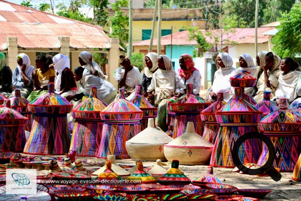 Sur la place centrale vous découvrirez des étales de produits artisanaux locaux. De magnifiques paniers ou assiettes tressés de toutes tailles et multicolores, vous sont proposés. Le plus impressionnant est un panier assez haut pouvant aller jusqu'à 1 m de hauteur.