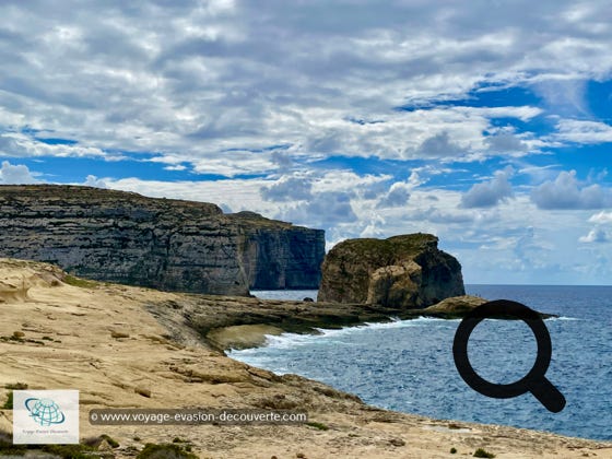 Fungus Rock (rocher des  champions), sur lequel pousse le cynomorium écarlate, la Racine du Général, Għerq tal-Ġeneral en maltais, un champignon vivace parasite. Cette plante servait de médicament pour les traitements de la dysenterie.