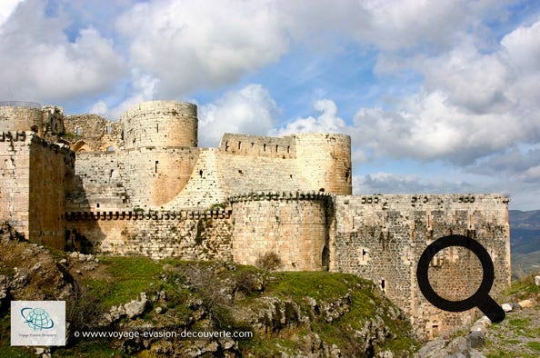 C’est une pure merveille, situé dans l'ouest de la Syrie, sur les derniers contreforts du massif montagneux Jabal Ansariya, le krak des Chevaliers. C’est un château fort datant de l'époque des croisades. Dominant d'environ 500 mètres la plaine d'El-Bukeia, le Krak des Chevaliers fait partie d'un réseau défensif qui parcourt les frontières des anciens États latins d'Orient et contrôle la trouée d'Homs, point stratégique au carrefour des routes reliant Homs, à l'est, à la ville côtière de Tortose, à l'ouest, et Antioche, au nord, à Tripoli puis Beyrouth, au sud. C'est l'un des châteaux croisés les plus prestigieux et les mieux conservés. Il a été construit par l’ordre des Hospitaliers de Saint-Jean de Jérusalem de 1142 à 1271. Une deuxième vague de travaux a été le fait des Mamelouks à la fin du XIIIe siècle.